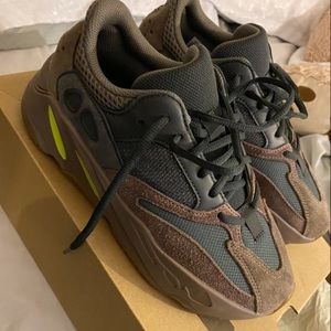 Yeezy 700 Mauve